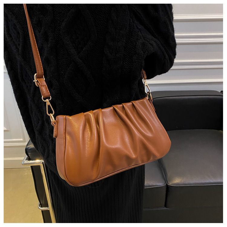 Wholesale Solid Color Shoulder Messenger Chain Fold Cloud Bag Nihaojewelry display picture 12