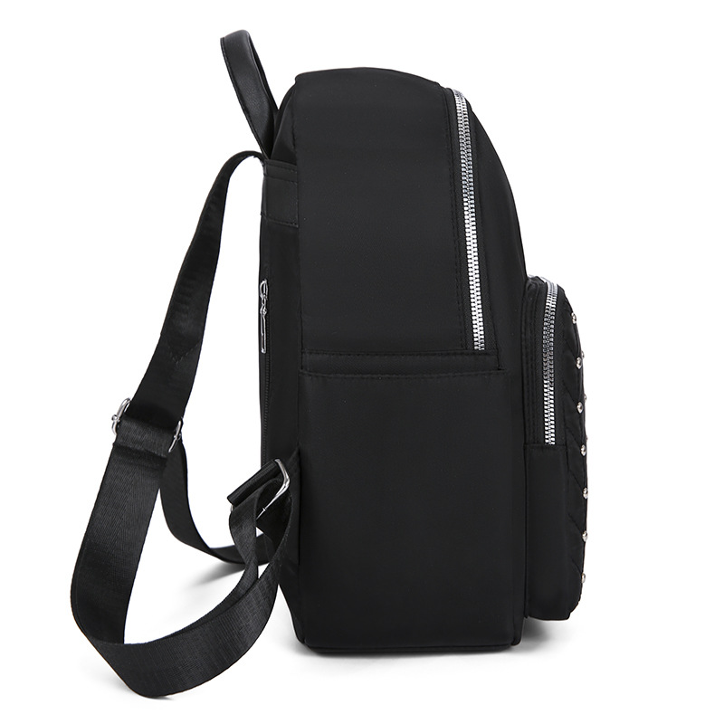 2023 verano nuevo estilo casual damas mochila de tela Oxford moda remache al aire libre mochila de viaje ligera al por mayor