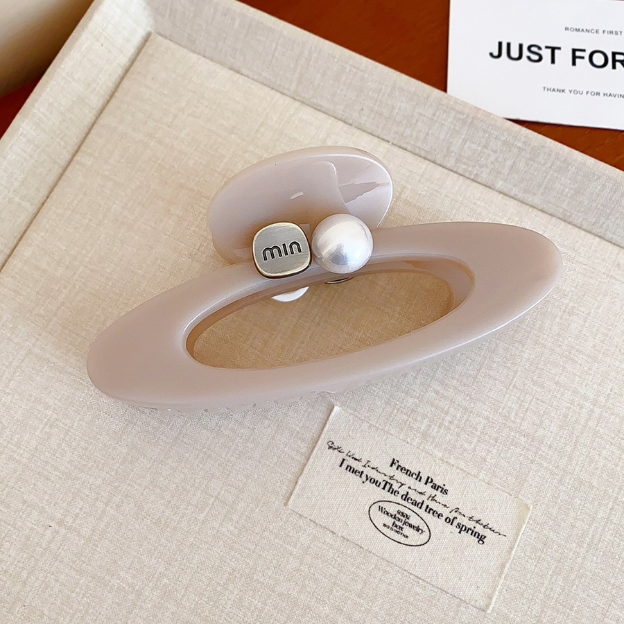 Pinza para el cabello de perlas con letras ovaladas pinza de tiburón simple de personalidad coreana, pinza de agarre de moda de alto nivel de nicho, accesorios para el cabello para mujeres