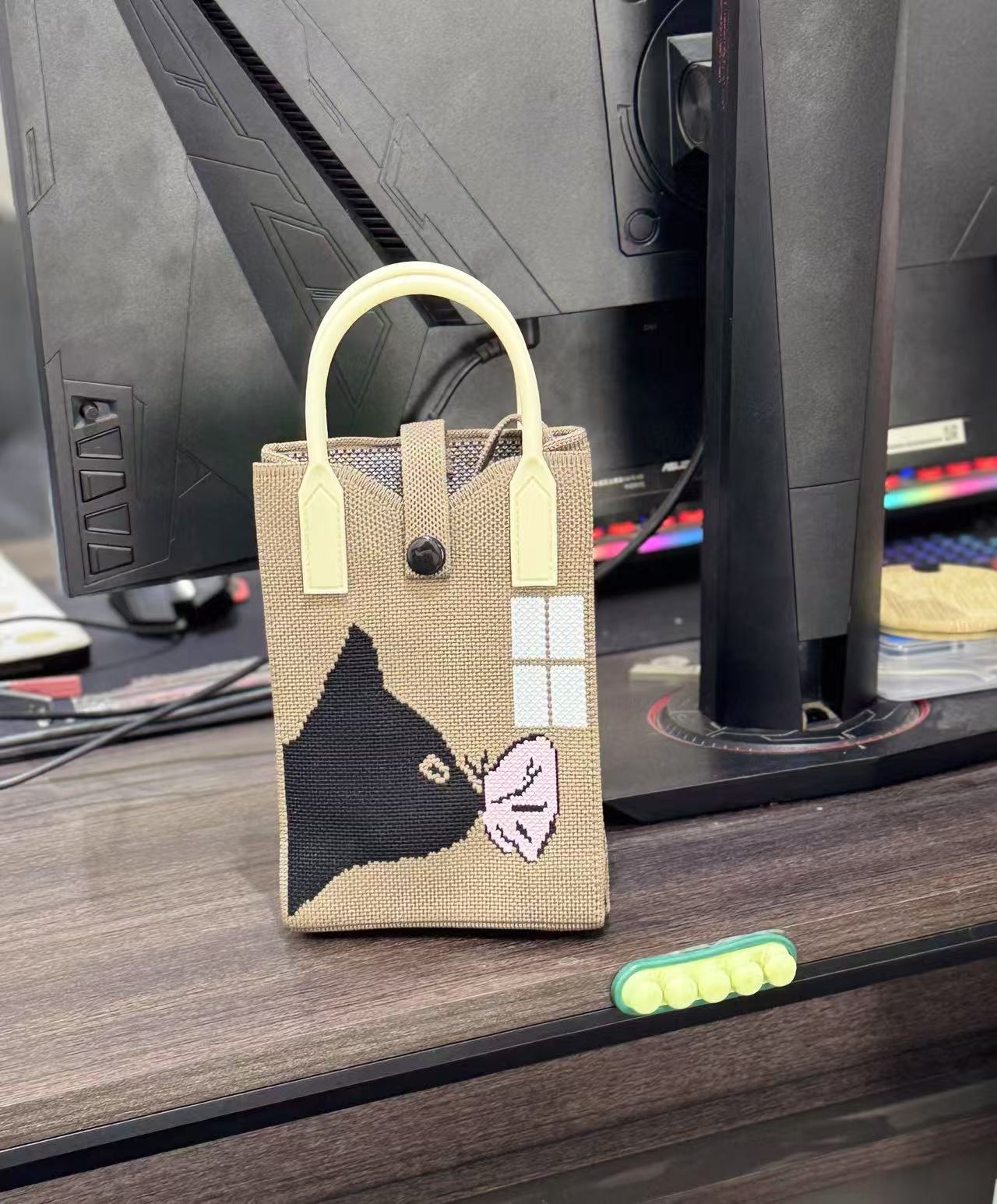 Café. Gatos y mariposas