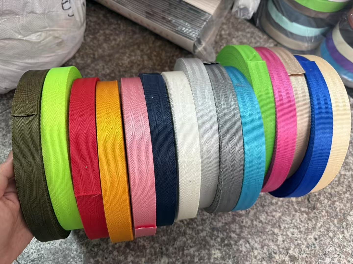 Fábrica al por mayor de color de imitación de nylon coche cinta de patrón de seguridad de alta resistencia al aire libre cinturón de cinco Sarga cinta de seguridad engrosada