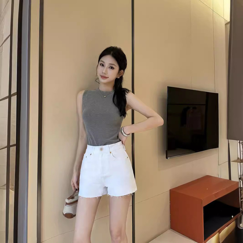 Shenzhen Nanyou Classy Original VT Home Summer Star's Same Style Double V Metal Inlaid Decorative White Denim Shorts Shenzhen Nanyou Classy Original VT Home Summer Star's Same Style Double V Metal Inlaid Decorative White Denim Shorts