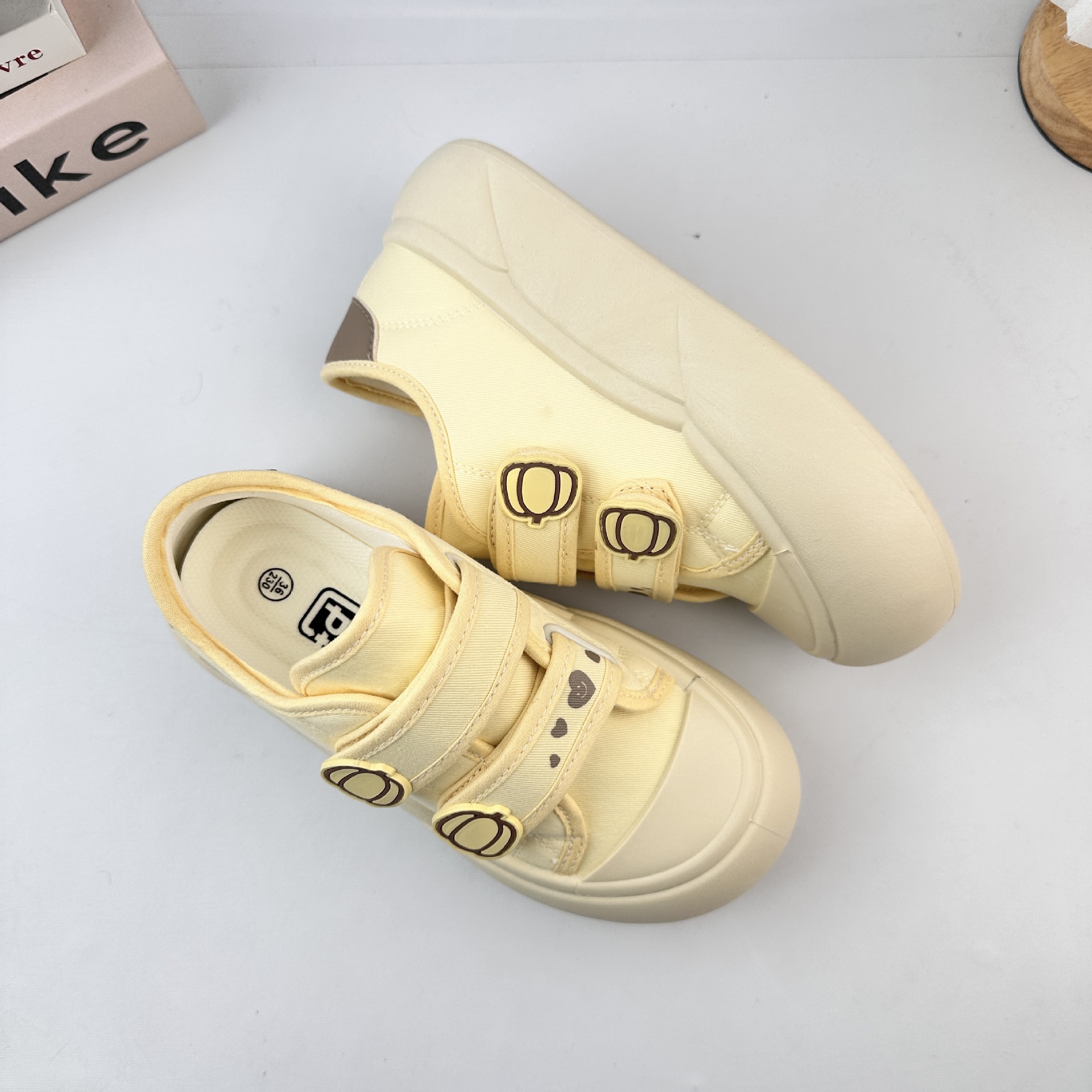 Yuanbo 2025 otoño nuevos zapatos de lona, zapatos de skate transpirables, zapatos blancos de suela gruesa de mujer, zapatos deportivos casuales, zapatos de pan