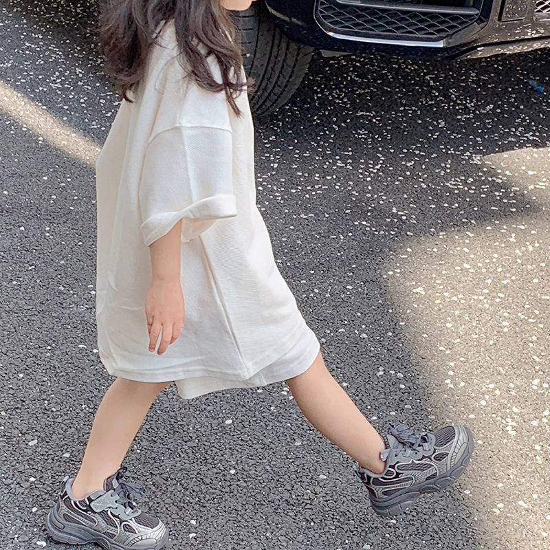 Dziewczęcy letni koreański swobodny 2024 nowy internetowy czerwony luźny T-shirt z 5-punktowymi spodniami sportowymi dwuczęściowy zestaw_voghion.com