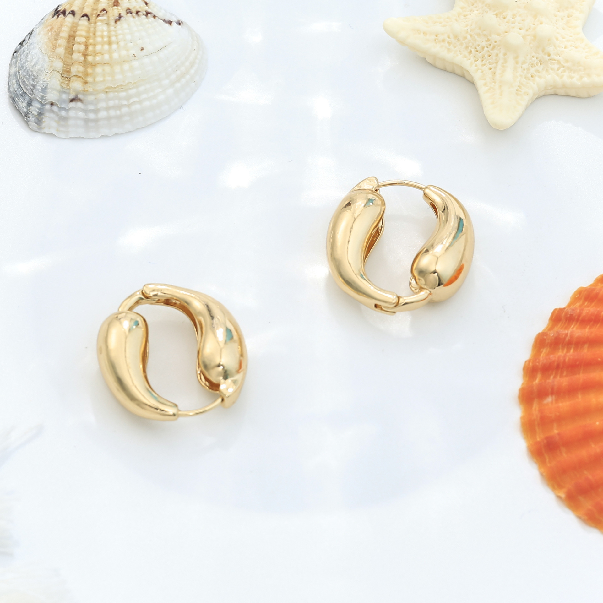 Estilo explosivo transfronterizo Serie oceánica de moda europea y americana Orejas de gota de agua Pendientes de sentido avanzado Pendientes geométricos