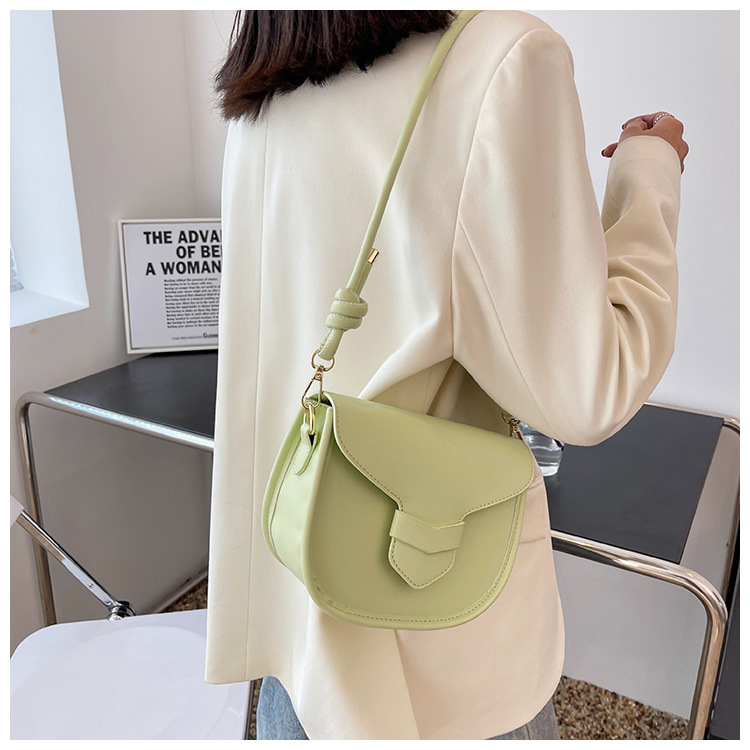 Summer Chain New Fashion Messenger Texture Single-shoulder Saddle Bag20*16.5*9cm display picture 6