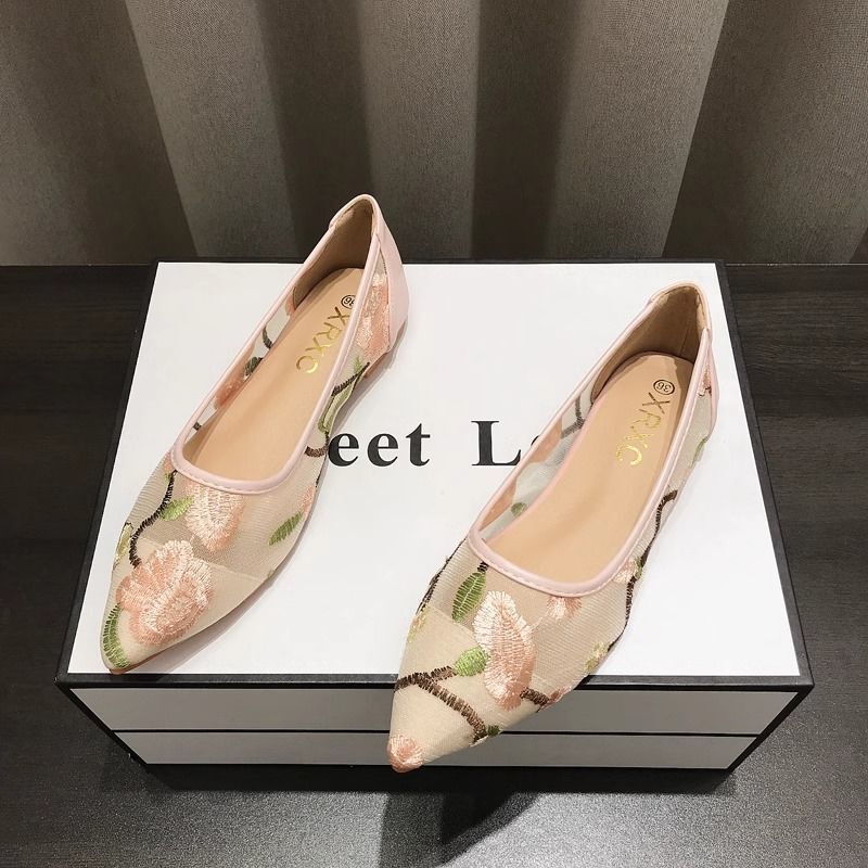Cross-Border 2024 New High-End Internet Celebrity New Chinese Style Embroidered Mesh Breathable Shoes Cute Super Soft Low Heel Outdoor Cool