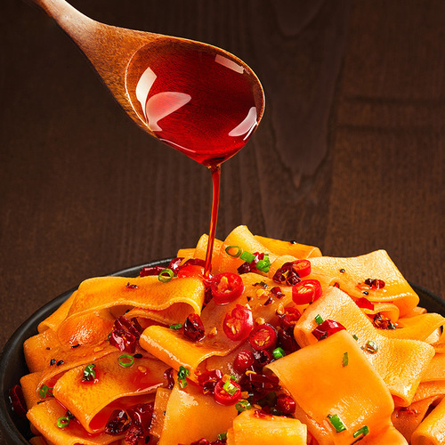 Ah Kuan Red Oil Noodles 100g*20 bags whole box Liangpi Ah Kuan Dry Mixed Noodles Rolled Pasta Instant Noodles