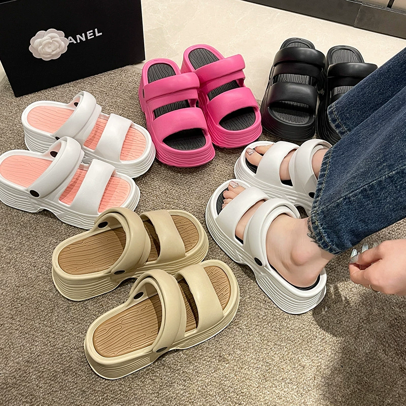 Носить сандалии на открытом воздухе