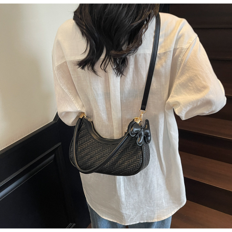 This is a new, trendy and fashionable, simple and retro commuting bag for women in 2025, featuring a soft leather bag with a high-quality texture undefined