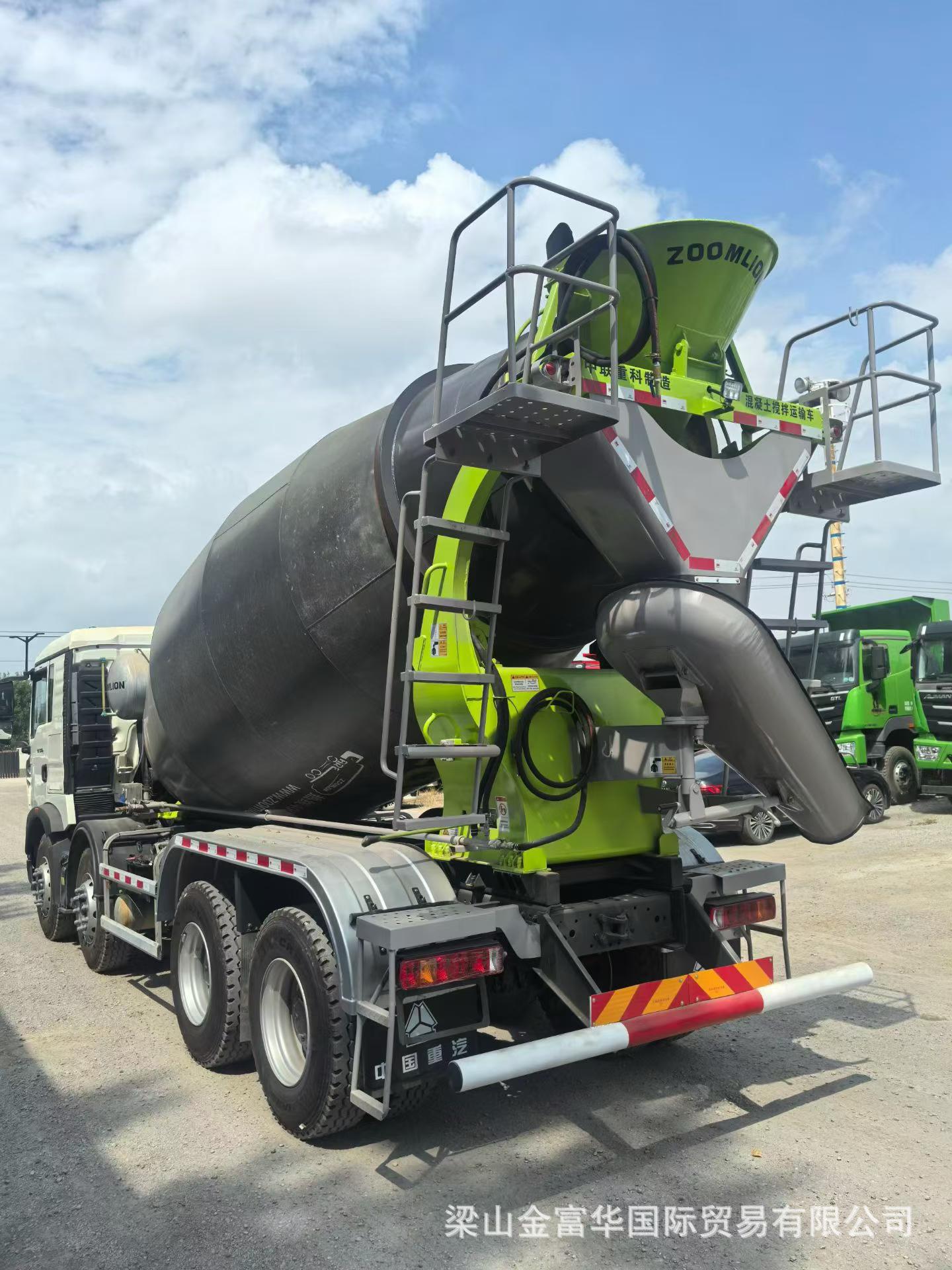 12-cubic-meter HOWO Zoomlion concrete mixer truck, front four and rear eight-wheel Sinotruk HOWO cement mixer tank truck, export model