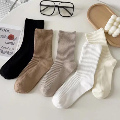 諸及び靴下工場の供給源のストライプの中の筒の靴下の山の靴下の日本の百合のストライプの乳の白い純色の女性の靴下の韓国版