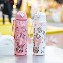 外国貿易人気のラブブかわいい子供用ストローウォーターカップ、持ち運び可能なロープ付きの見栄えの良い学生用ラブブ漫画ウォーターカップ