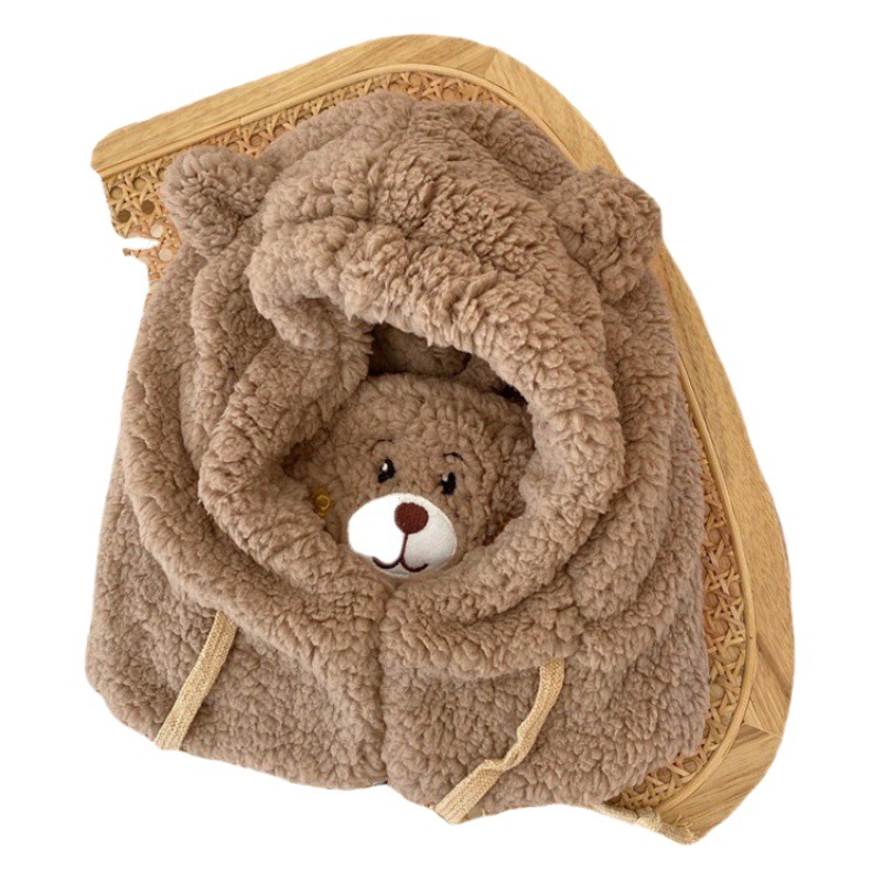 冬のかわいい熊のマフラーの帽子は保温します。