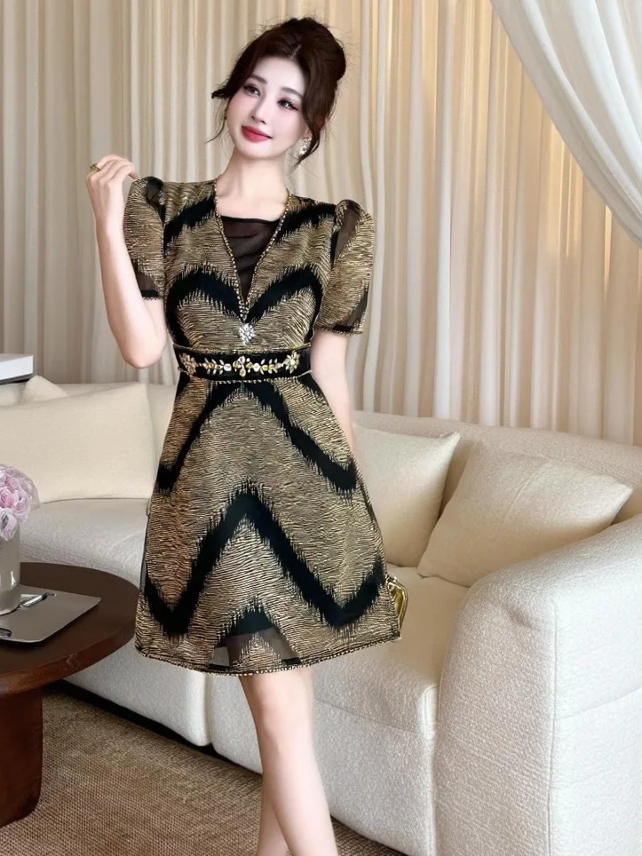 Váy chữ A dáng nhỏ tay phồng thắt eo đính kim cương kiểu Pháp cổ điển — vàng nâu đen