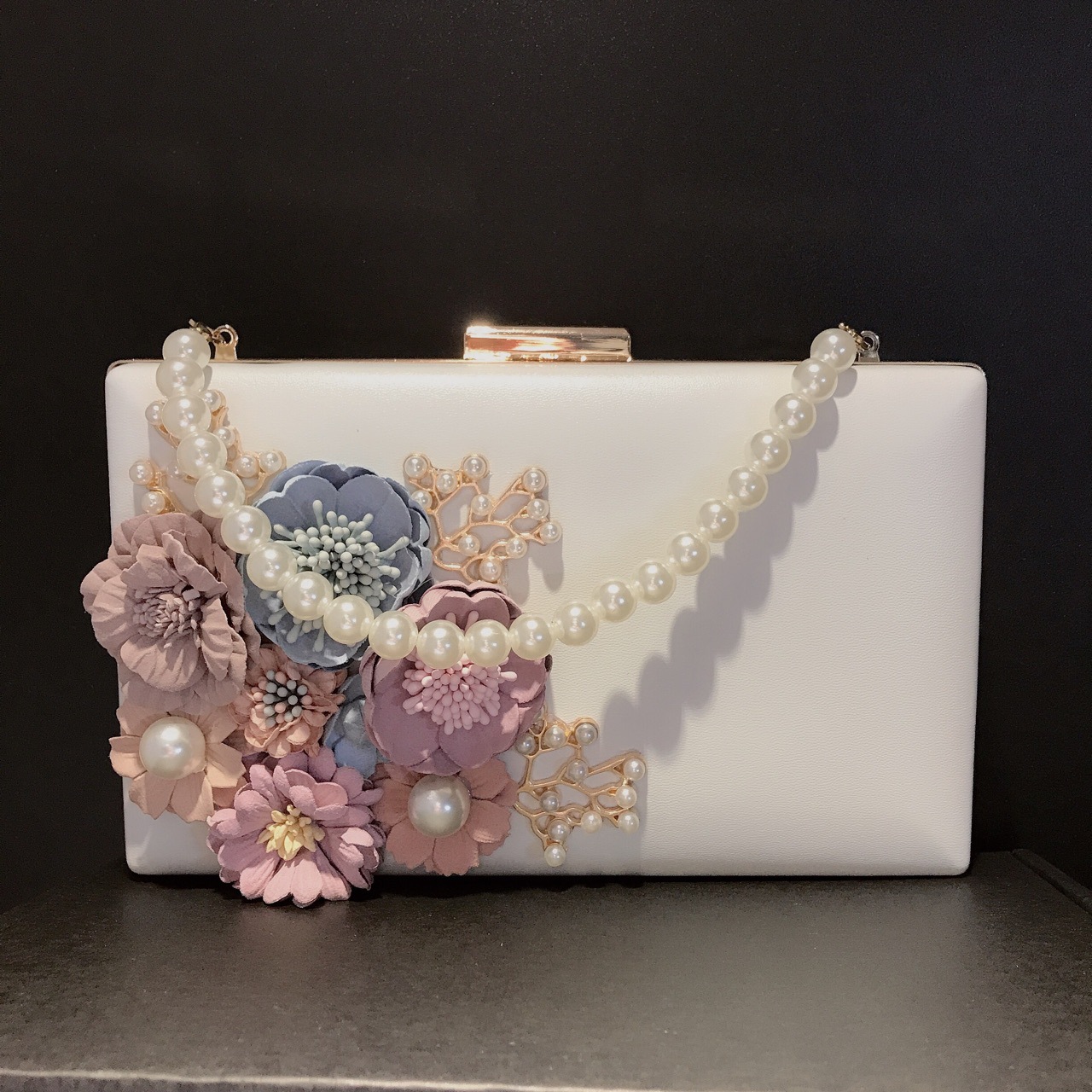 Túi clutch dạ hội hộp vuông dẹt pu trắng đính hoa ngọc trai — Màu trắng