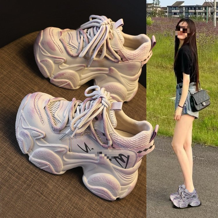 Superficie de malla transpirable aumentando la altura de los zapatos de la mujer 2026 verano nuevo tipo delgado muffin versátil zapatos deportivos casuales de mujer