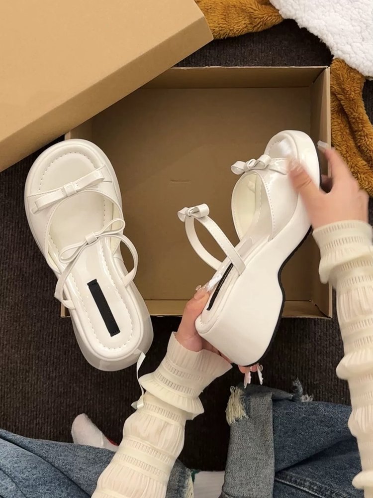Explosiones de hadas con una parte inferior gruesa de zapatillas para mujeres de verano 2026 vestido casual con falda zapatillas de tacones altos de vacaciones zapatillas frías
