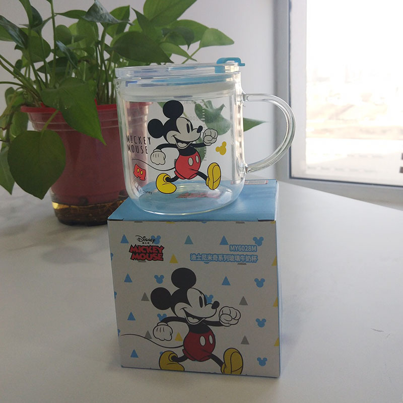 Детская стеклянная чашка для молока Disney, детская чашка для питья с мерной шкалой, крышкой, трубочкой, чашка для молока для домашнего использования, набор из двух штук.