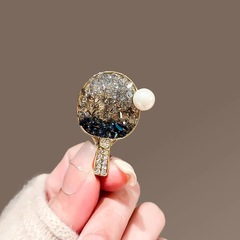 精巧な水晶の卓球のラケットのブローチの個性の新潮の国の風の襟の針は飾って軽くて豪華な大衆の百合の胸の花のピンを飾ります。