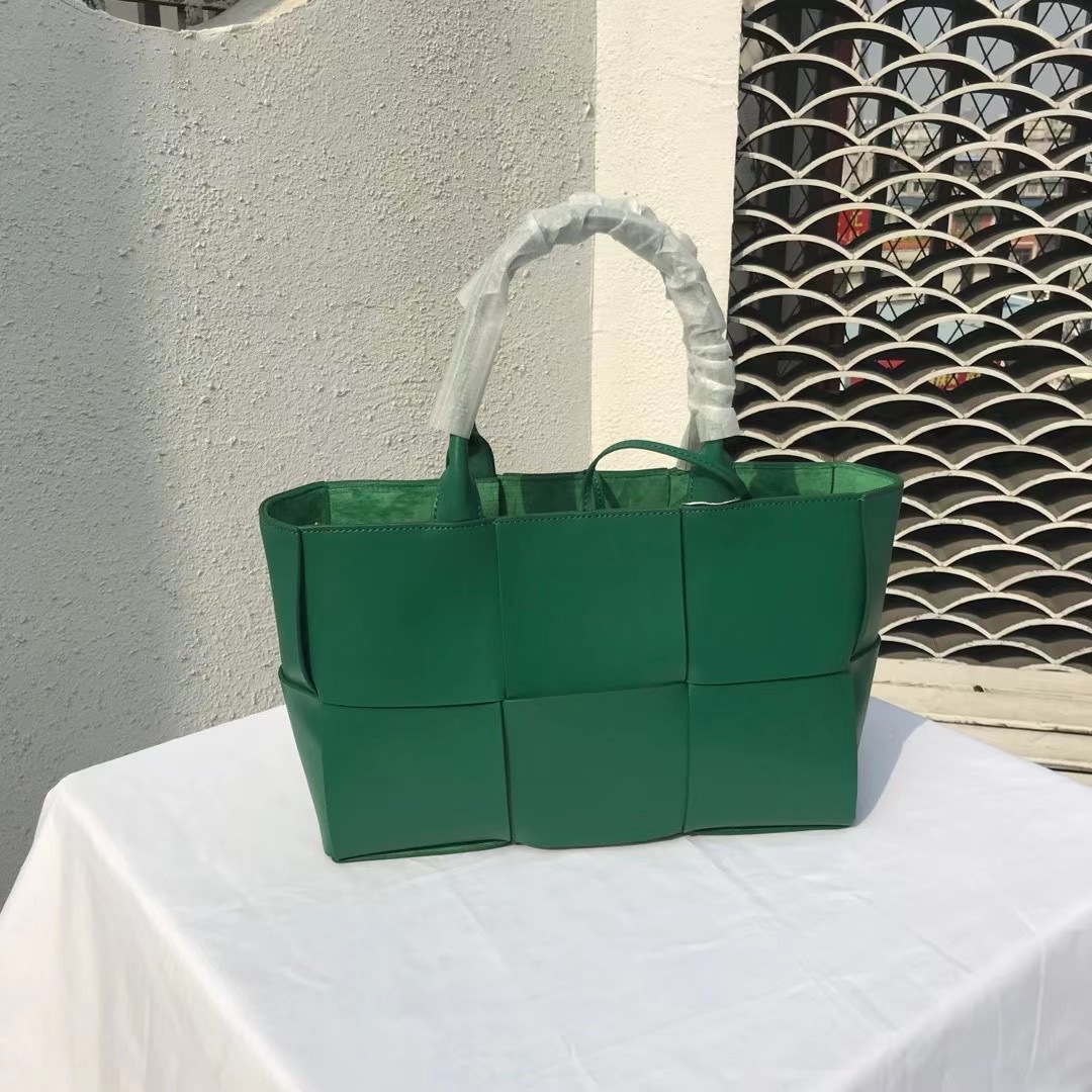 Bolso tote ARCO de moda para la primavera 2025, estilo internet, gran capacidad, con bolsa interior con cremallera, bolso de hombro, 6 colores, en stock.