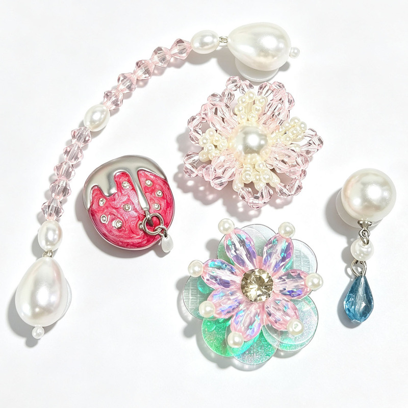 Cross-border bestseller: Colorful garden clog shoe decoration accessories, metal shoe charms, white pearl strawberry hardware chains Cross-border bestseller: Colorful garden clog shoe decoration accessories, metal shoe charms, white pearl strawberry hardware chains