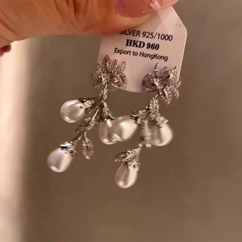 Pendientes largos con perla flor y hoja dorada estilo francés_voghion.com