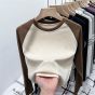秋の小衆は色の長袖の丸首の中でtシャツを掛けて身を修めて痩せています。|undefined