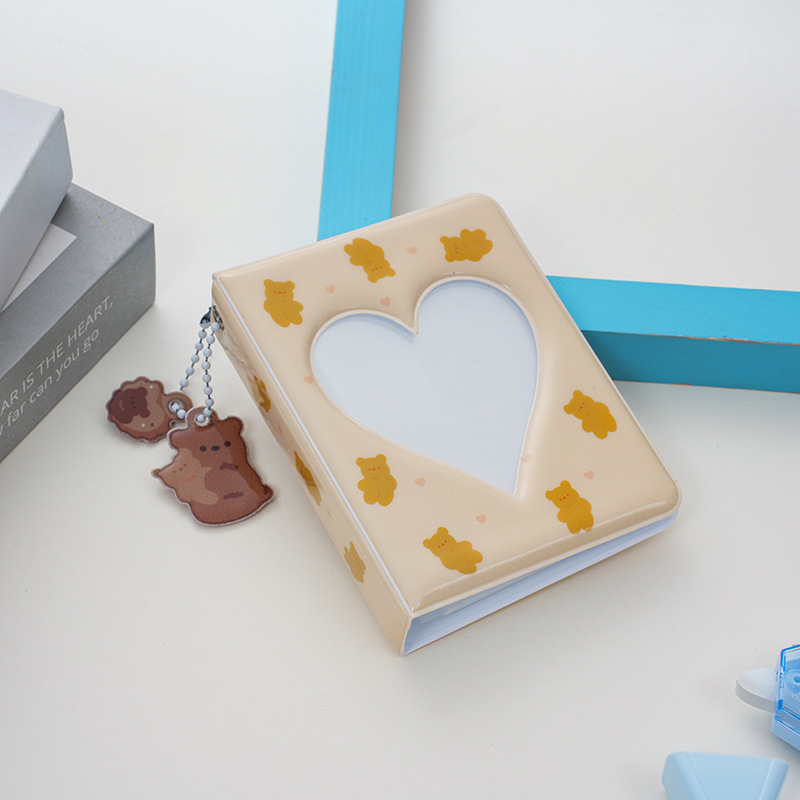 노란색 배경의 갈색 곰(펜던트 포함)