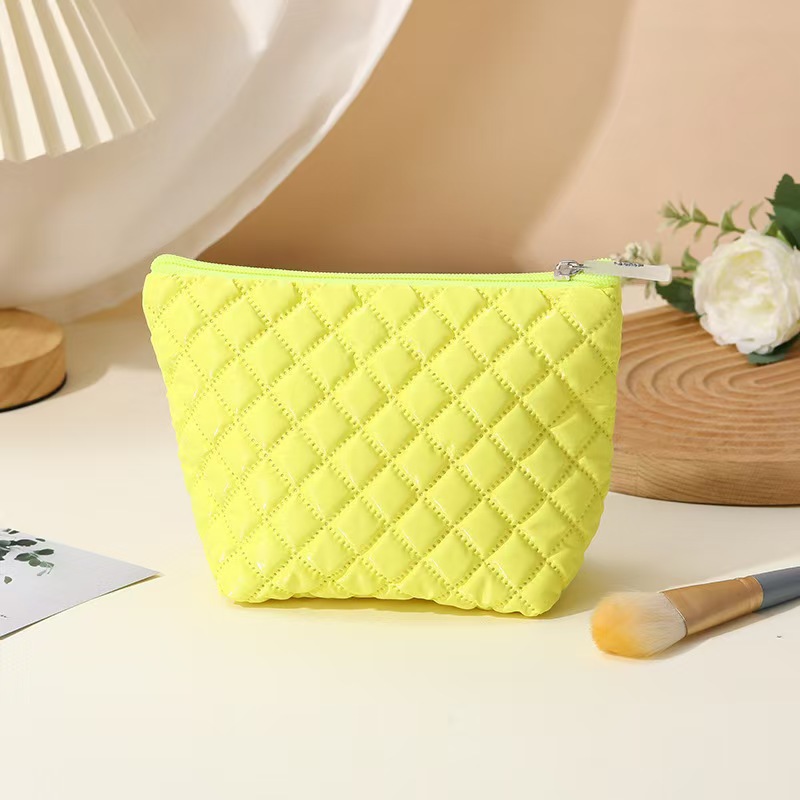 Bolso cosmético de plumón estilo ins simple Bolso de almacenamiento de lavado portátil portátil de gran capacidad para mujer pequeña