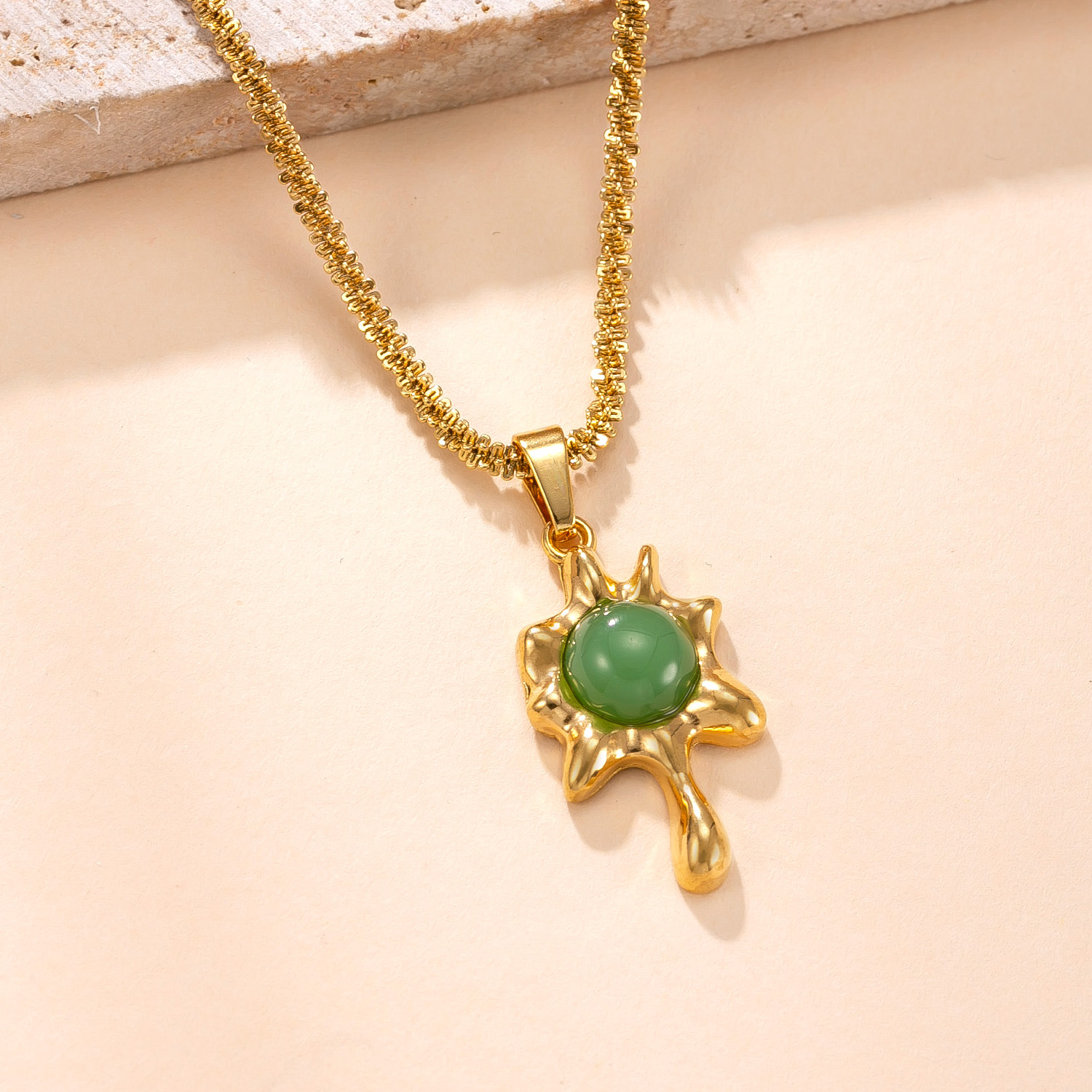 Colgante único transfronterizo especial collar de acero inoxidable diseño de nicho fundición hoja de arce con incrustaciones de piedra natural accesorios de joyería de acero de titanio