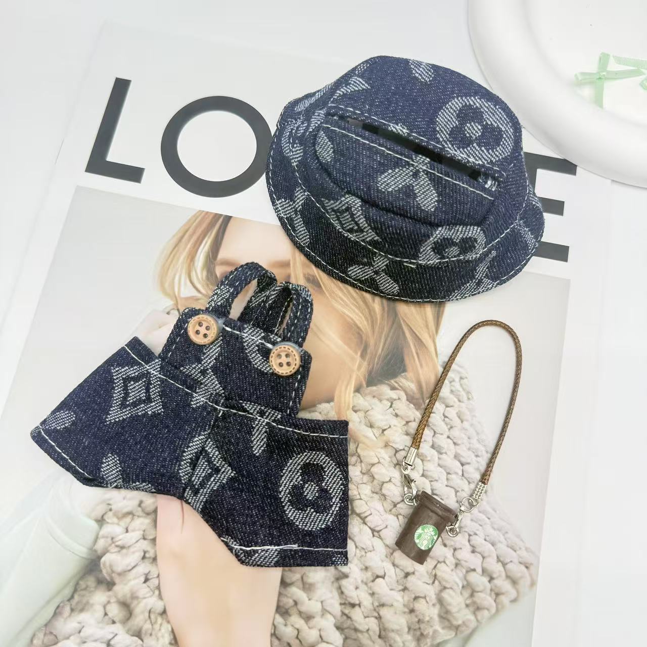 Una, dos y tres generaciones de ropa Labubu colgantes de ropa Labubu se sienta ropa de bebé, pantalones de mochila, set de tendencia explosiva sombrero de pescador