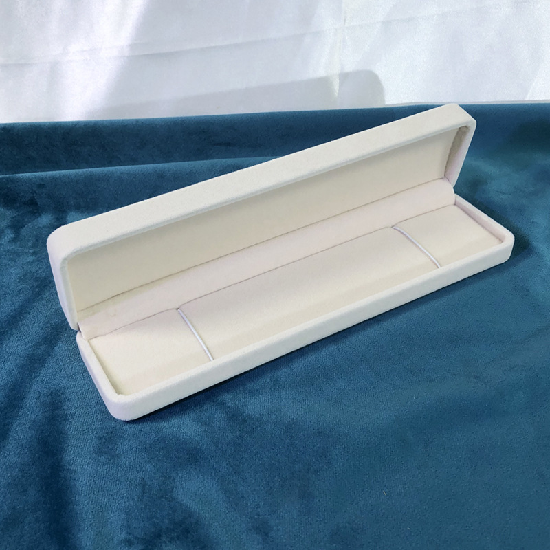 Off-white bracelet box; rounded velvet box