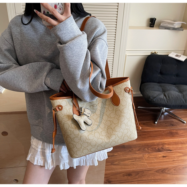 Korean high-end, versatile and retro single-shoulder commuter bag for women, new summer 2025 large-capacity fashionable tote bag undefined