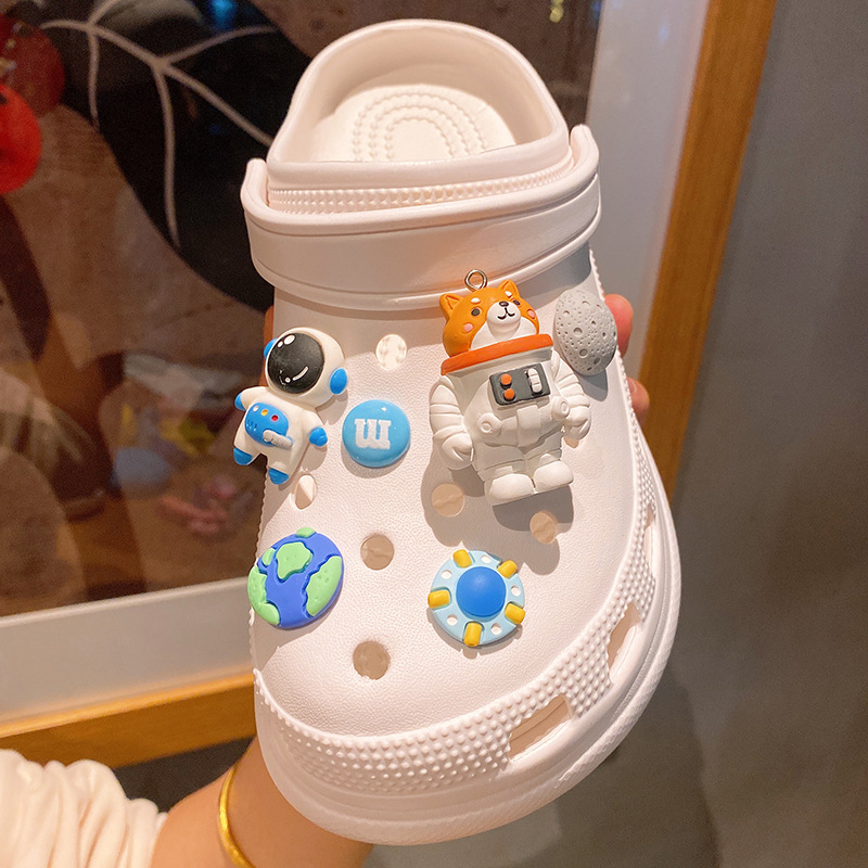 【売れ筋商品入荷】バズ・ライトイヤー ストロベリーベア 多用途 DIY アクセサリー 装飾 取り外し可能なホールシューズ バックル 靴の花|undefined