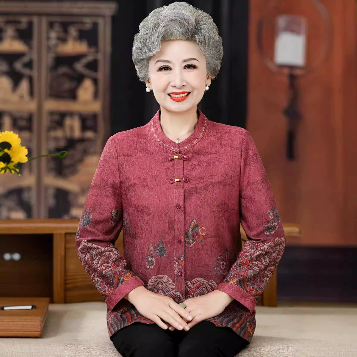 Средние и пожилые люди осенние рубашки женские старушки весенние и осенние пальто тонкие пожилые мамы кардиган бабушки с длинными рукавами топ