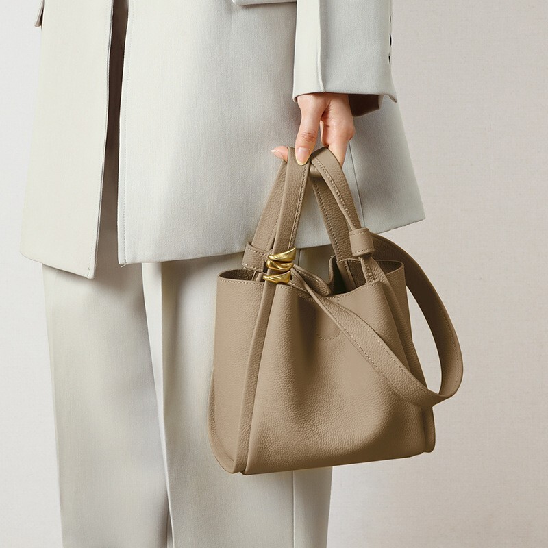 Summer Women's Crossbody Bags, This Year's Trendy New Versatile Bucket Bag, Niche Designer Genuine Leather Handbag Tote Summer Women's Crossbody Bags, This Year's Trendy New Versatile Bucket Bag, Niche Designer Genuine Leather Handbag Tote