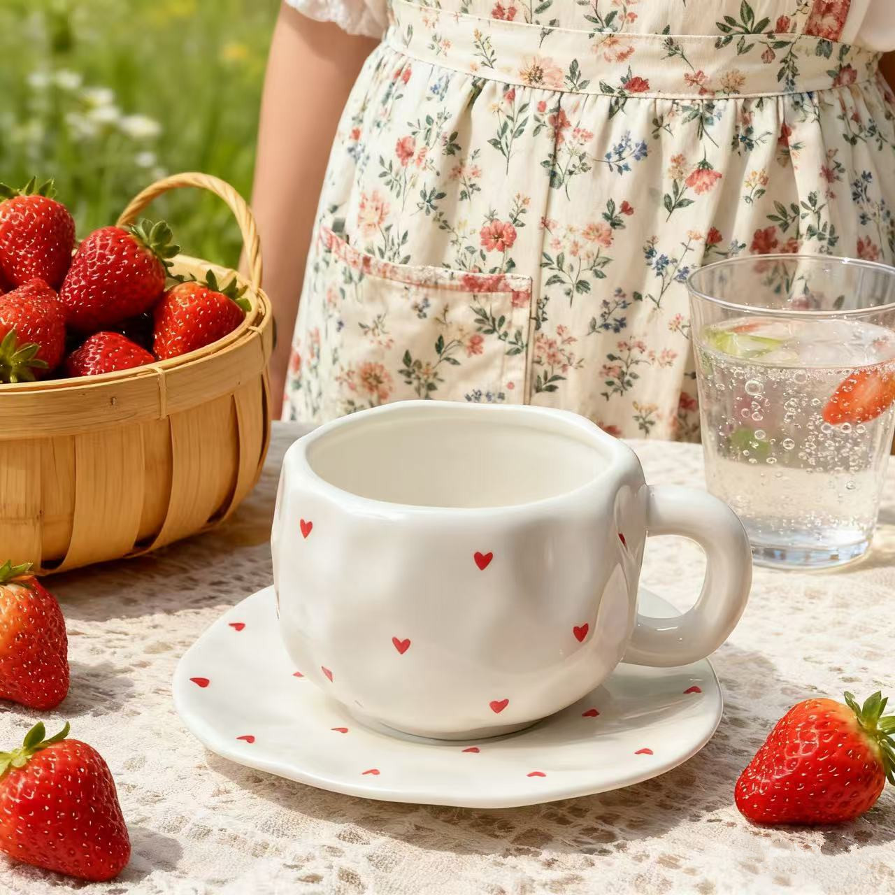 Estilo coreano inswind mano flor cerámica taza de café y plato conjunto taza de té de la tarde pequeñas flores pintadas a mano taza un plato