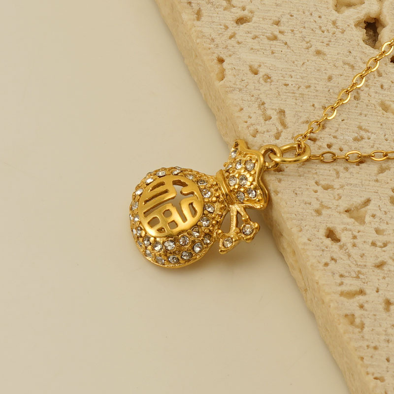 Amazon nuevo estilo Chapado en acero inoxidable 18K oro diseño Lucky bag collar femenino de titanio con incrustaciones de acero rhinestone colgante hueco femenino