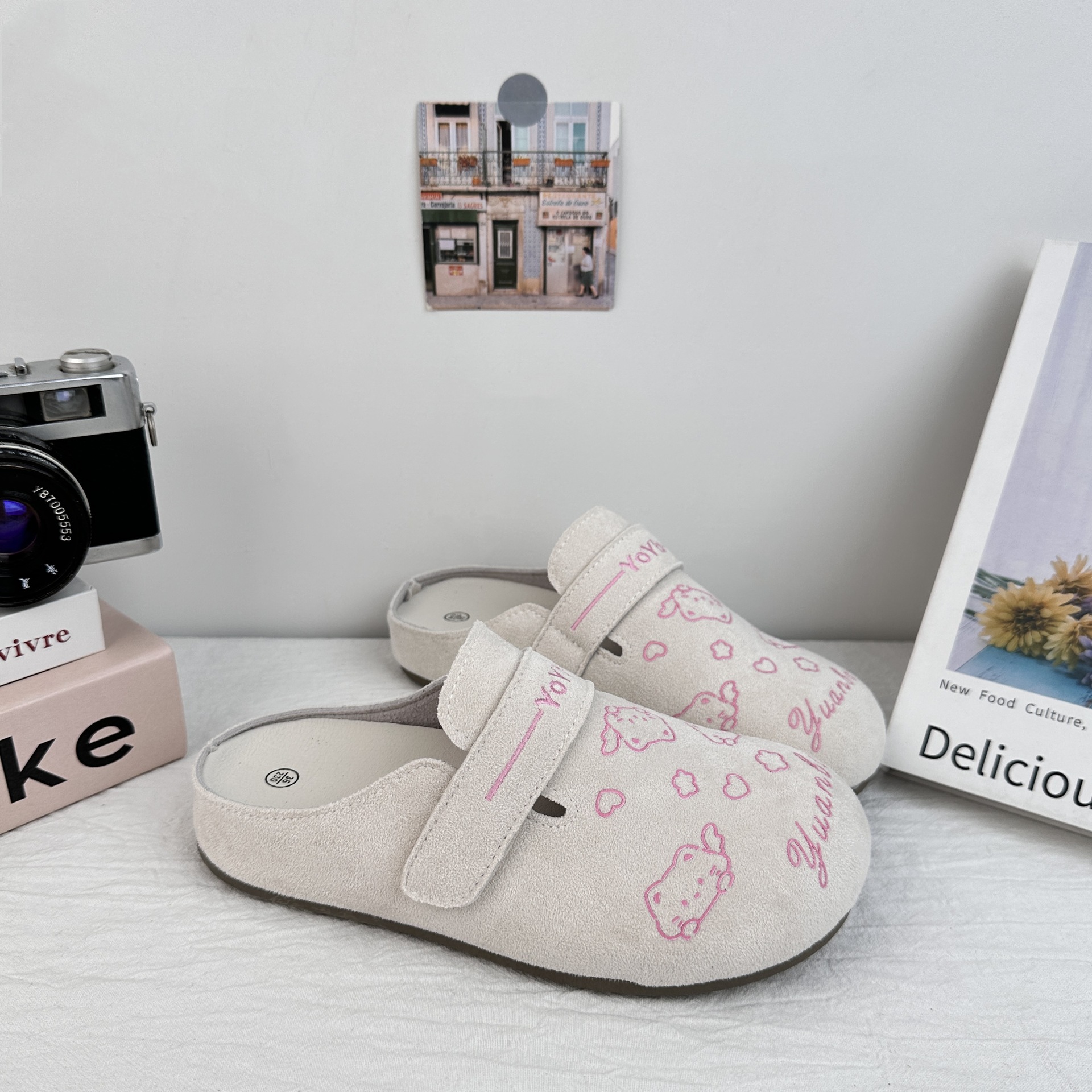 Yuanbo verano 2025 nuevo tipo de zapatillas de la gente perezosa con base plana, zapatos casuales versátiles, zapatos de burken con cabeza de bolsa y medio trapezo