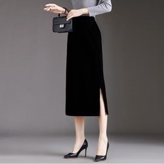 ベロアの黒はやせていて、半身のスカートの女性は腰の高い気質の中の長いスカートを緩めています。