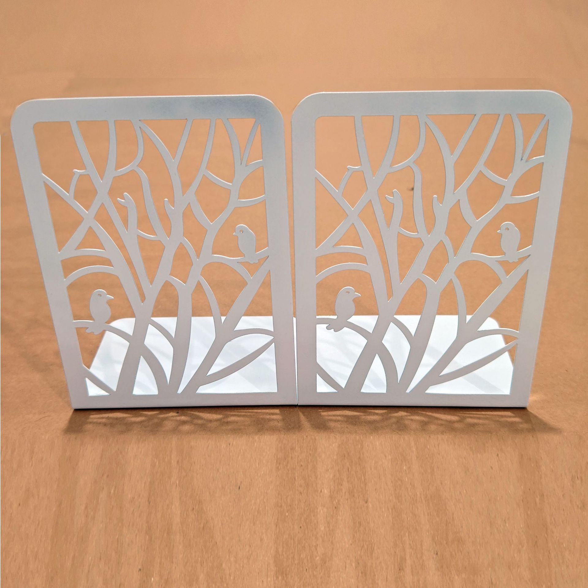 Libro de metal transfronterizo, árbol, sombra, material escolar, estante de lectura, clip de libro retro hueco, stock del fabricante del soporte del libro