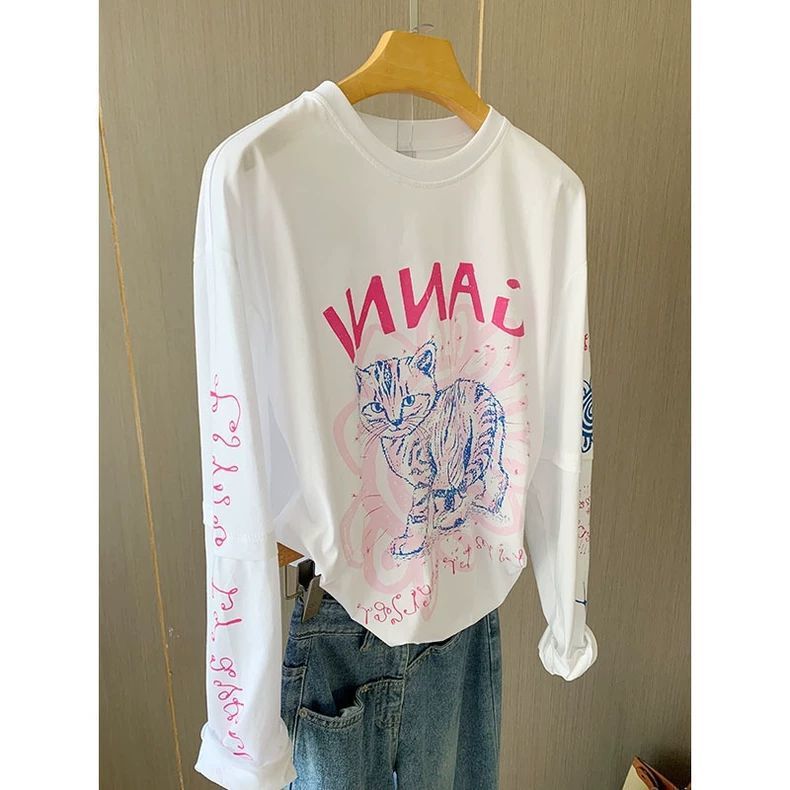 綿の高級感の猫のアルファベットの落書きのプリントの白い長袖のtシャツの女性の早秋のゆったりしていることが見えます。|undefined