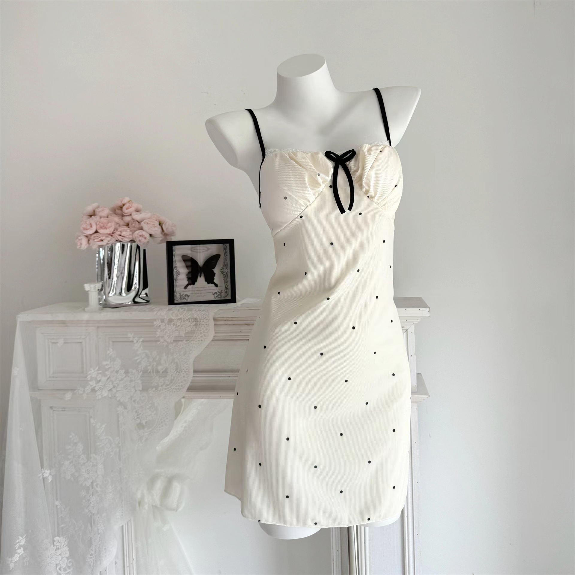 화이트 도트무늬 [가슴 패드 포함]