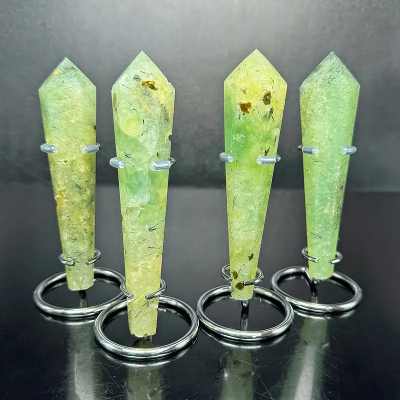sceptre de préhnite avec moins de tourmaline noire à l'intérieur