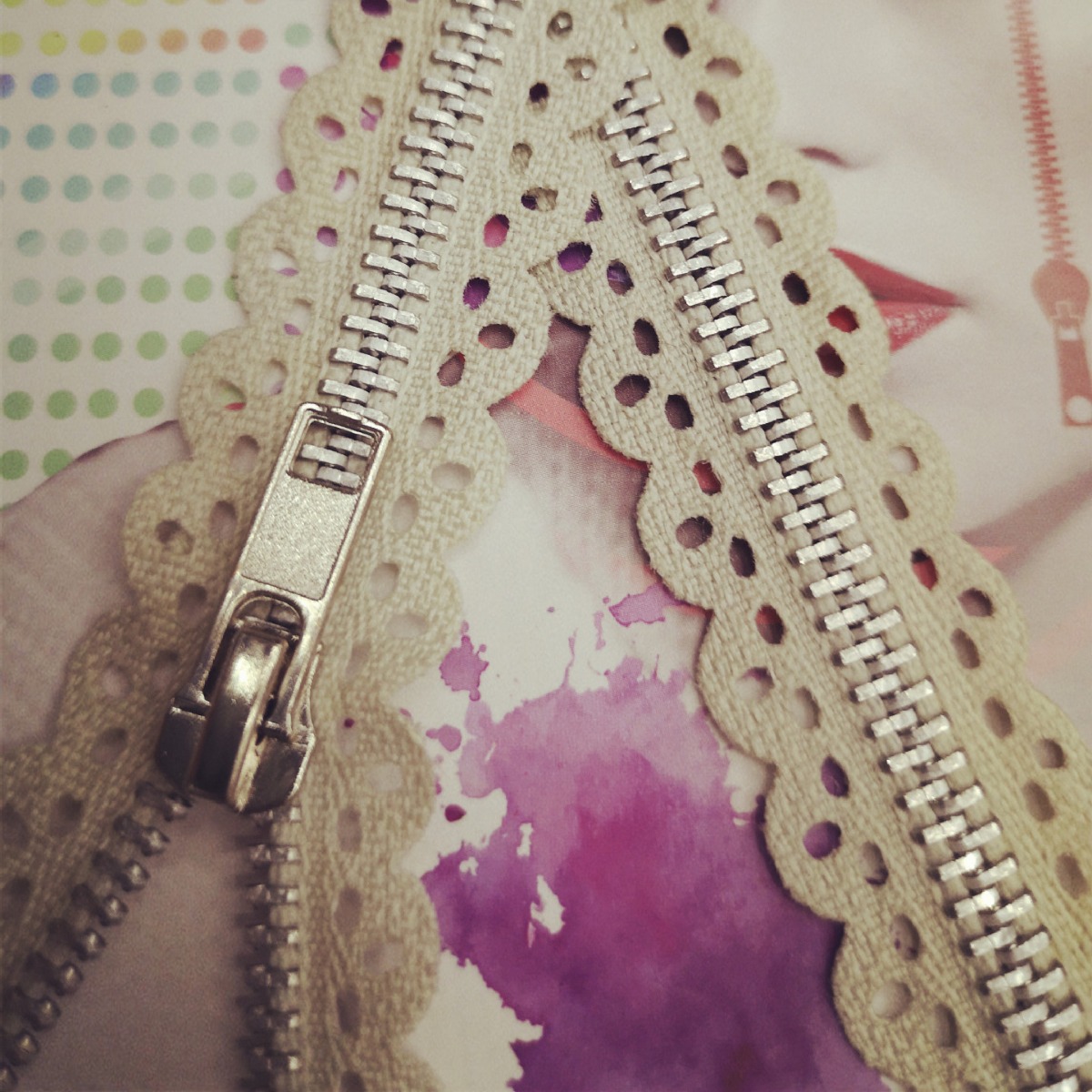 5号金属花边拉链 铜镀白金色牙齿 有花型和不同颜色的布带