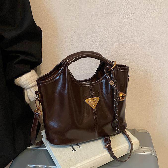 Moda portátil de cera de cuero bolso de agua para mujeres 2024 nueva moda coreana bolso de hombro de alta calidad bolso de mujer versátil