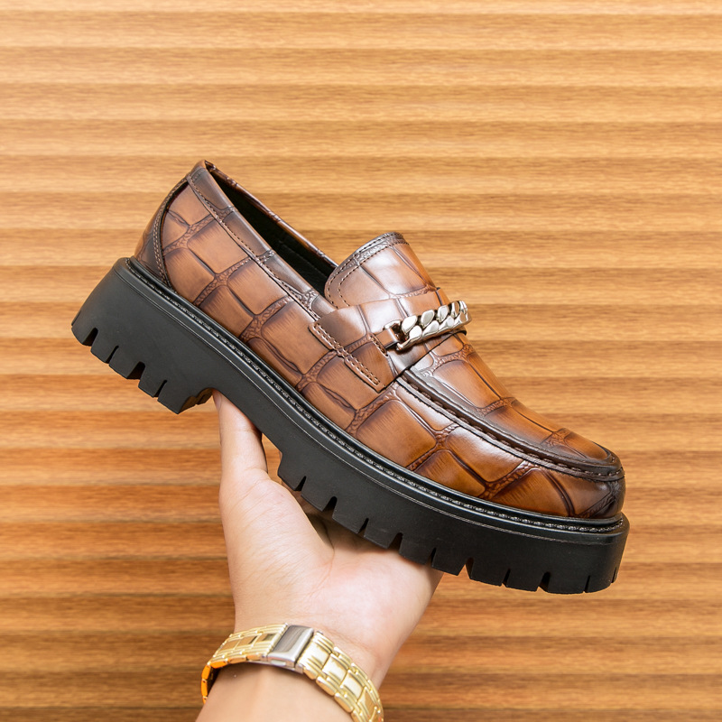 Nuevo estilo transfronterizo Four Seasons Zapatos Lefu de un pie Zapatos de aumento de altura de suela gruesa Zapatos de cuero de estilo británico casuales para hombres de moda negra