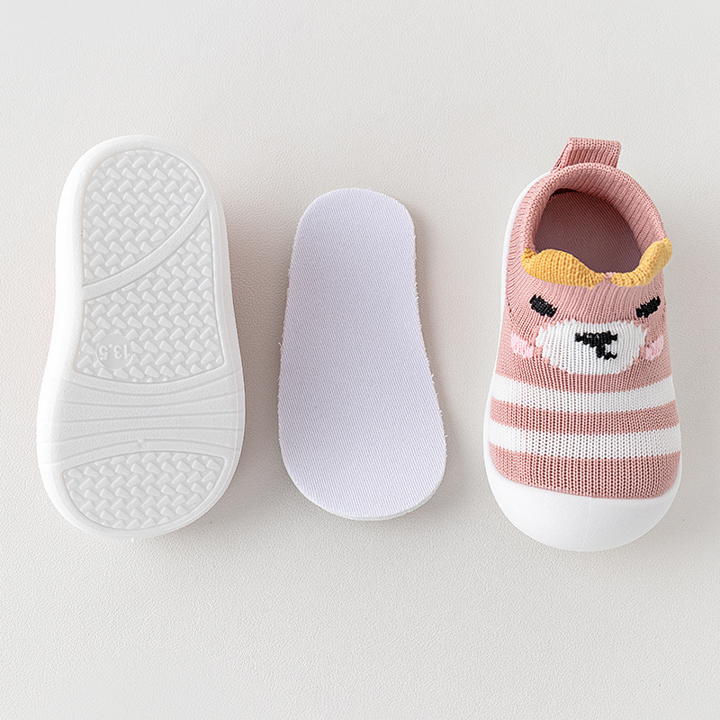 Zapatos para bebés primavera y otoño tejidos transpirables, suela suave y ligera antideslizante, zapatos para bebés con un pedazo de pie para usar en el exterior.