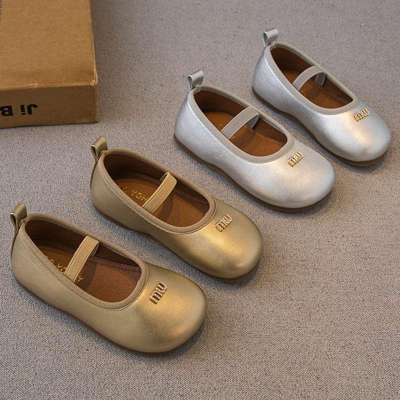 Весна и осень 2025 новая детская кожаная обувь для девочек мягкая подошва дышащая обувь принцессы маленькая девочка с неглубоким ртом бобовая обувь нескользящая